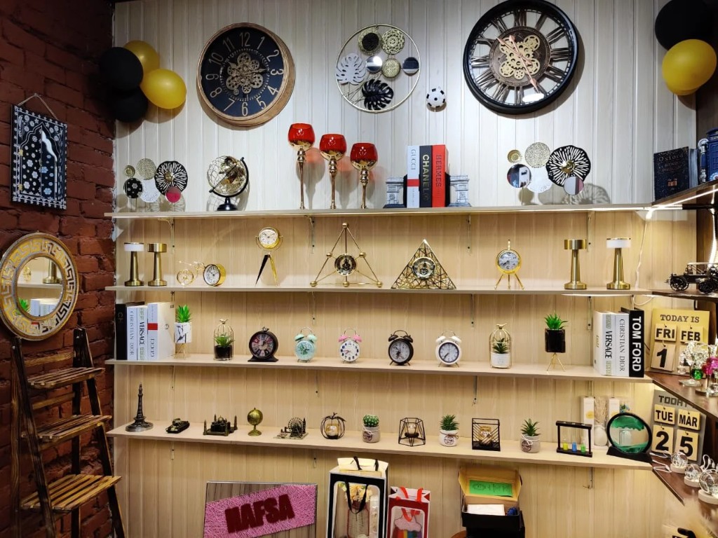 Inside Woody Strings, PAF Market Lahore